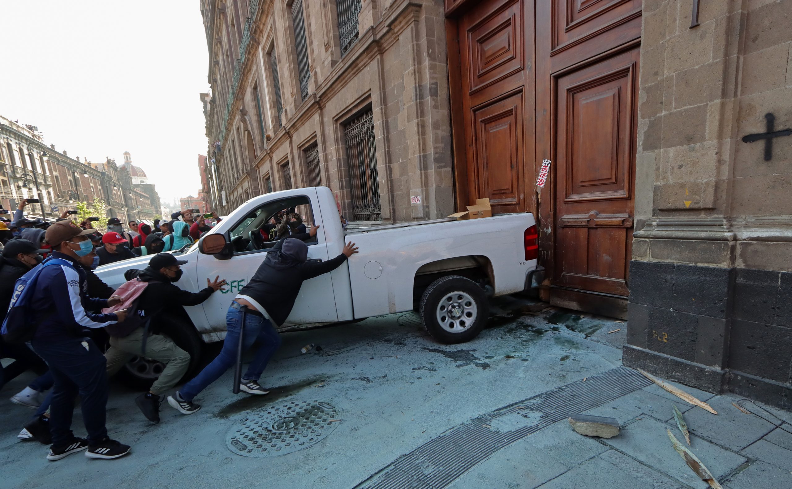 AMLO califica como vulgar provocación derribo de puerta de Palacio