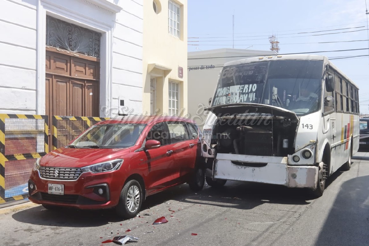 Por falla mecánica camión colisiona un auto en el centro de Mérida