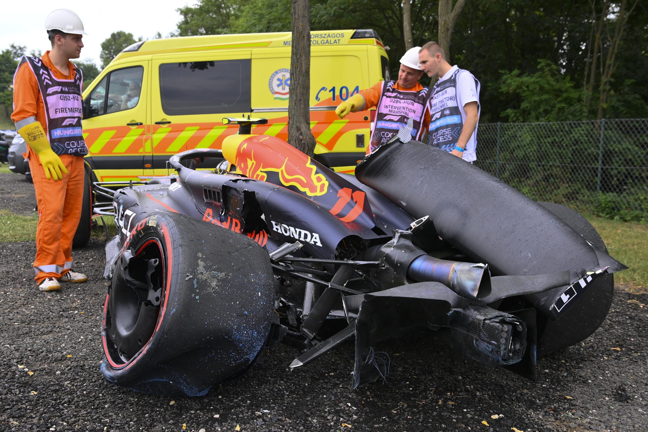 Checo Pérez con otro mal sábado sufre choque en el GP de Hungría