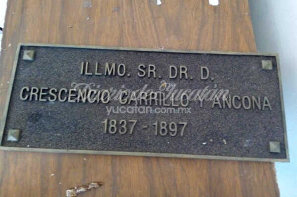 Placa a Crescencio Carrillo y Ancona aparece en el Palacio de Izamal