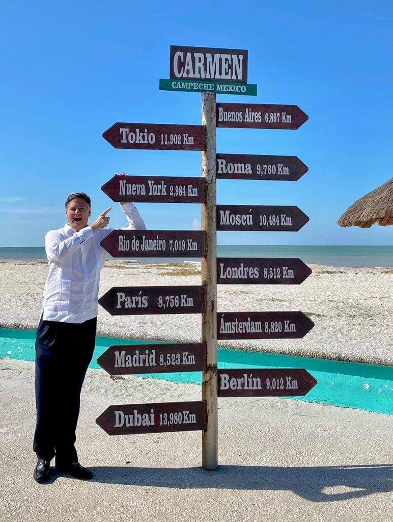 Fotografías compartidas en Twitter por Christopher Landau, embajador de Estados Unidos en México, durante su visita a Ciudad del Carmen