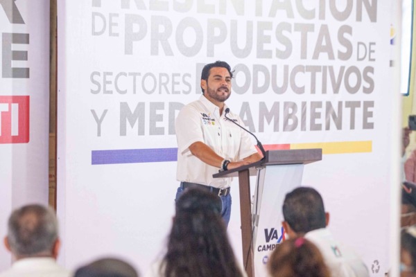 Aspectos del candidato de la coalición “Va X Campeche”, Christian Castro Bello, durante la presentación de propuestas enfocadas a impulsar el campo, la pesca y la ganadería y de acciones que contribuirán a cuidar los recursos naturales en los 13 municipios