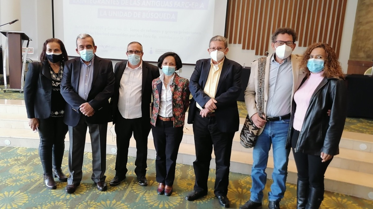 Exjefes de las FARC entregaron información sobre 55 personas desaparecidas durante el conflicto, este jueves 17 de junio de 2021.- (Foto: Rodrigo Londoño / @TimoComunes / Twitter)