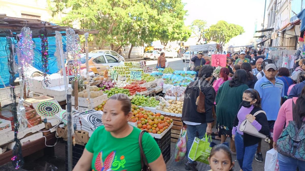 Gran actividad comercial en los mercados del centro de Mérida en las