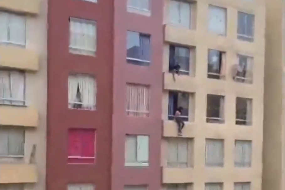Hombre intenta salvar a joven y cae de un edificio (Vídeo)