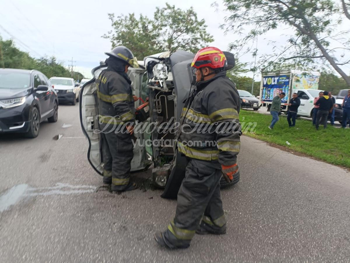 Una camioneta choca y vuelca en el Periférico de Mérida - Diario de Yucatán