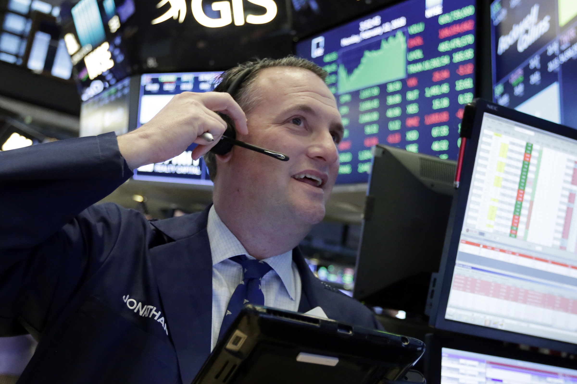 Wall Street opens with gains and the Dow Jones rose 0.10%