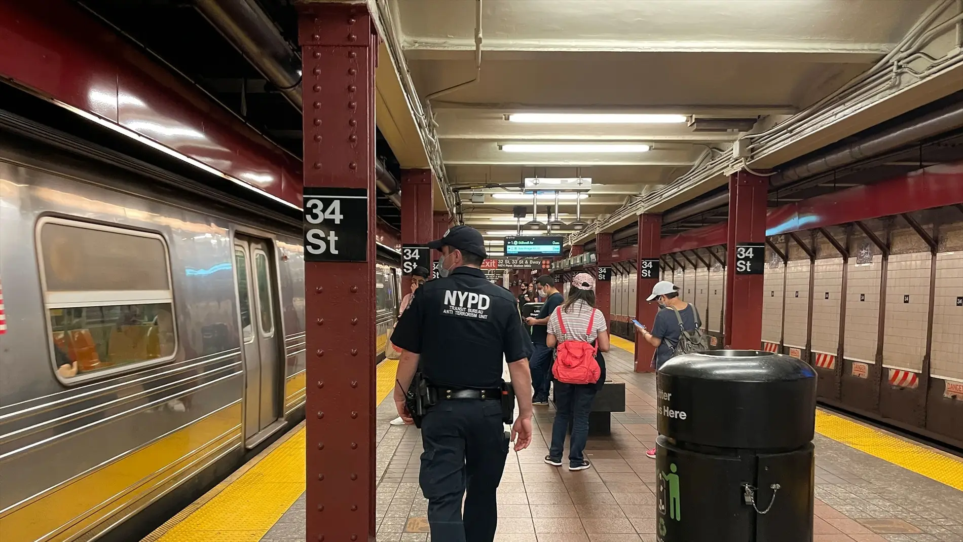 Man dies after being pushed onto New York subway tracks