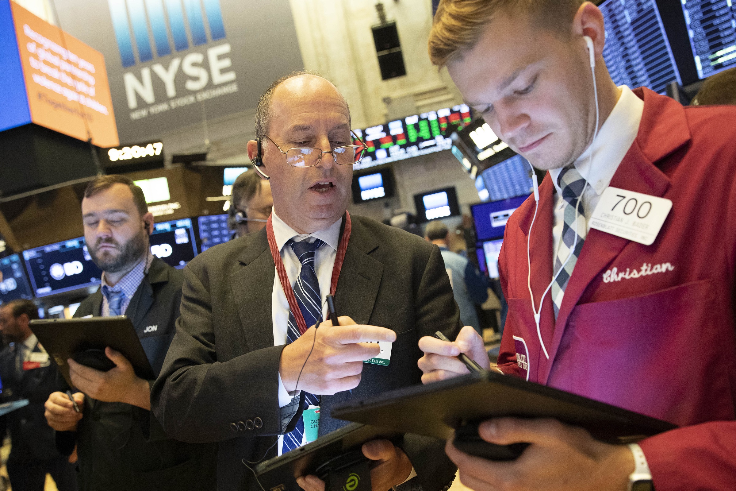 Wall Street opens with gains and the Dow Jones rises 0.75%