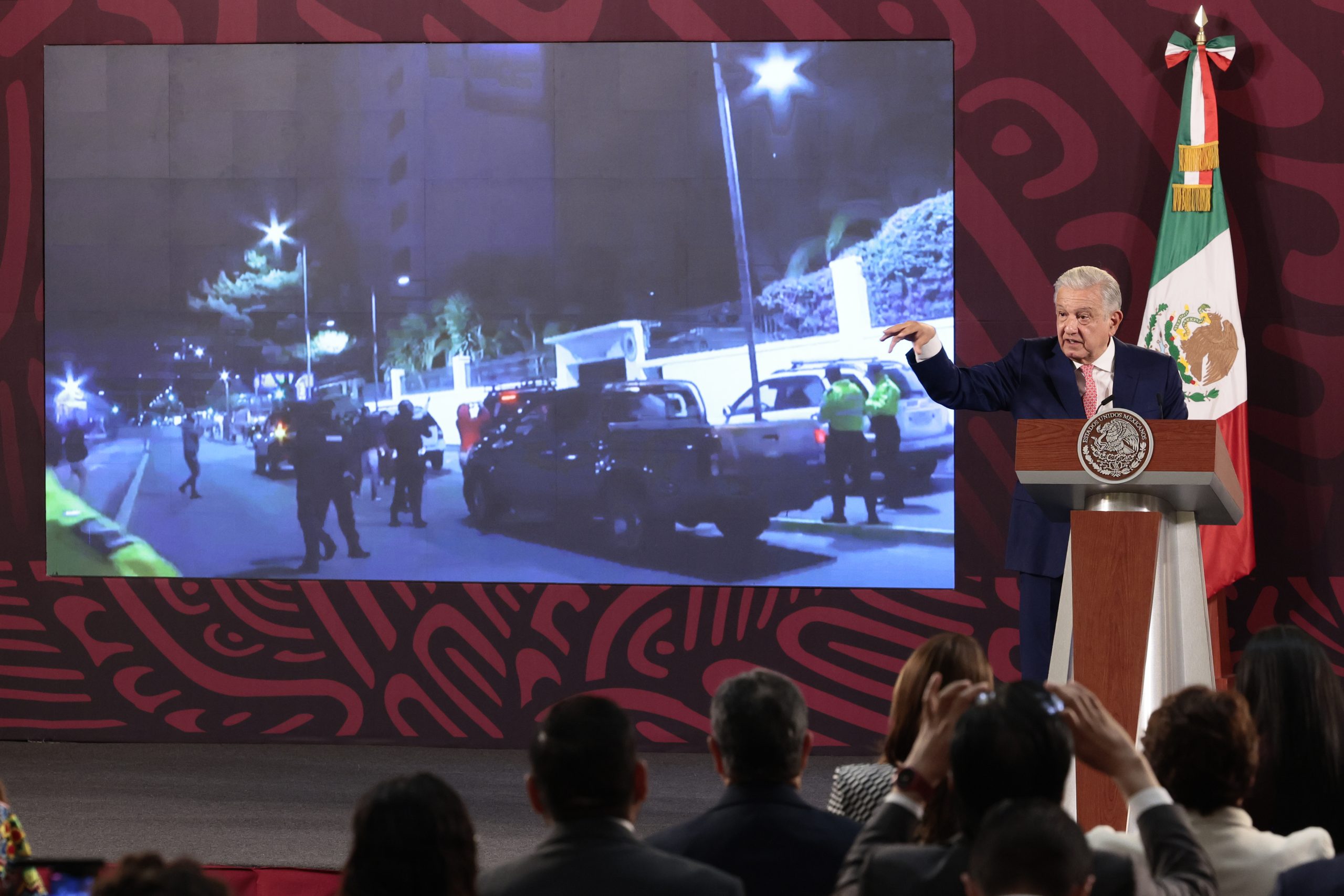 AMLO exhibe vídeo sobre asalto a embajada de México en Ecuador - Diario ...