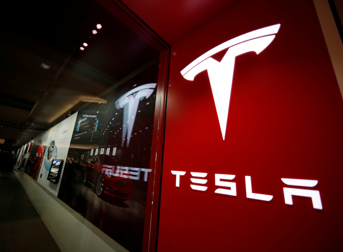 Tesla earnings fall –