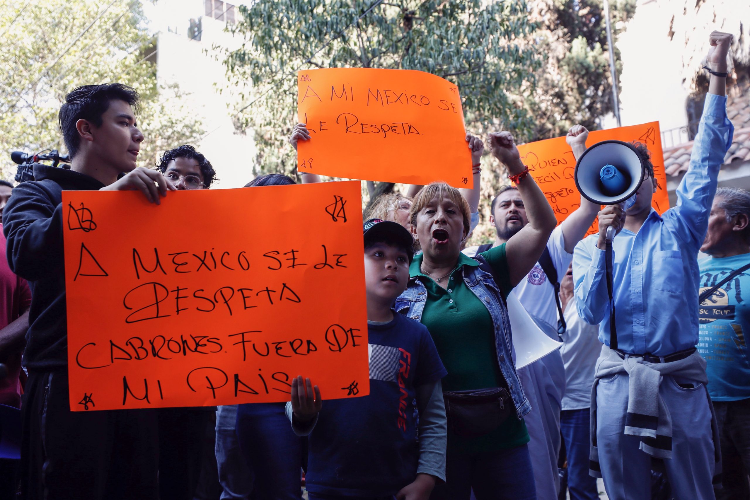 With cries of “fascists” and “terrorists” they protest at the Ecuadorian Embassy in Mexico