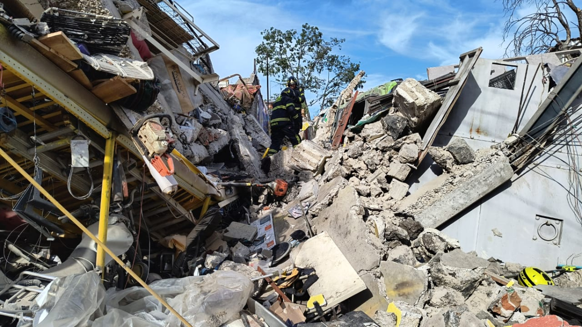 Explosion causes collapse of a house and damages others in CDMX