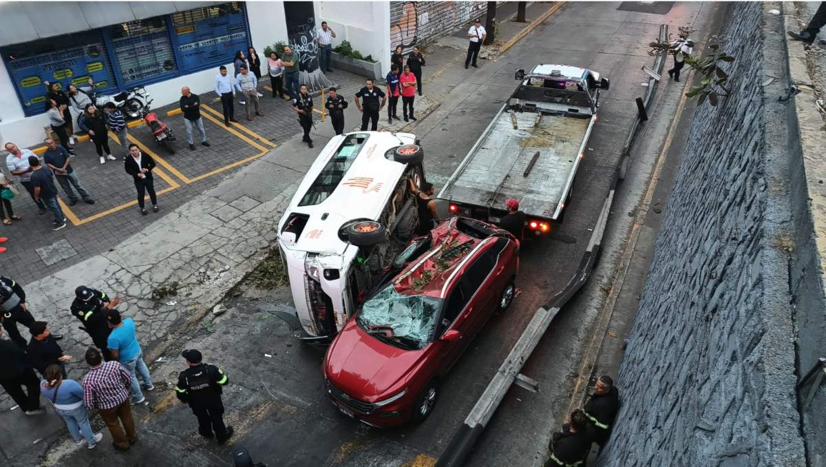 Combi falls from a bridge and hits a truck in Edomex (VIDEO)