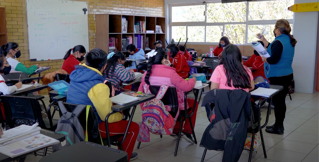 They present a letter to the candidates in favor of education in Mexico