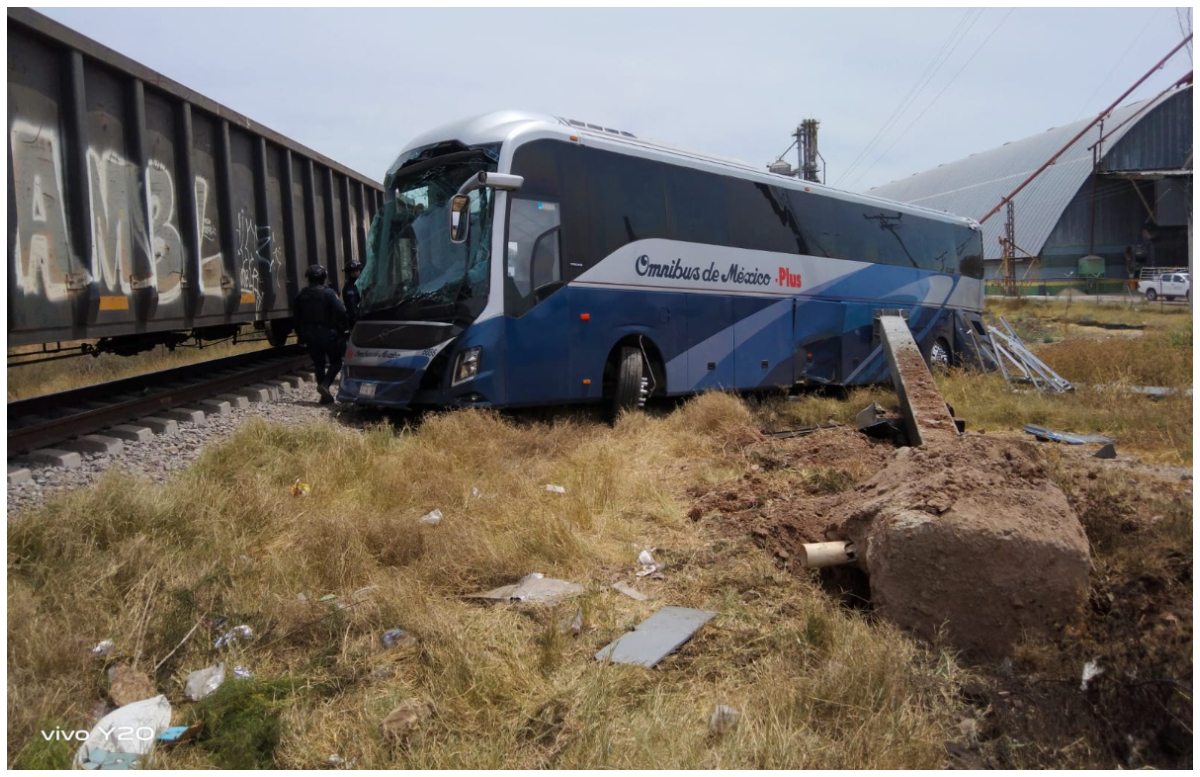 Passenger bus collides with cargo train in Sinaloa