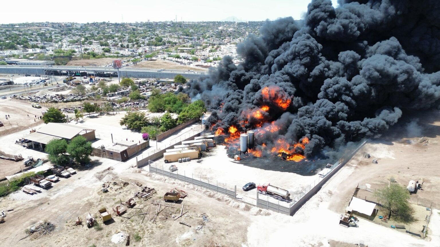 Explosion and hearth of gasoline pipe in Culiacán (VIDEO)