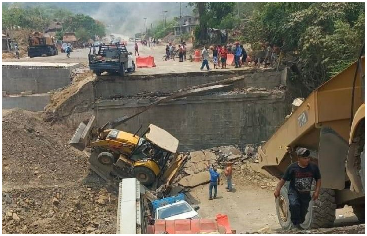 Bridge collapses in Tamazunchale, San Luis Potosí;  there are accidents