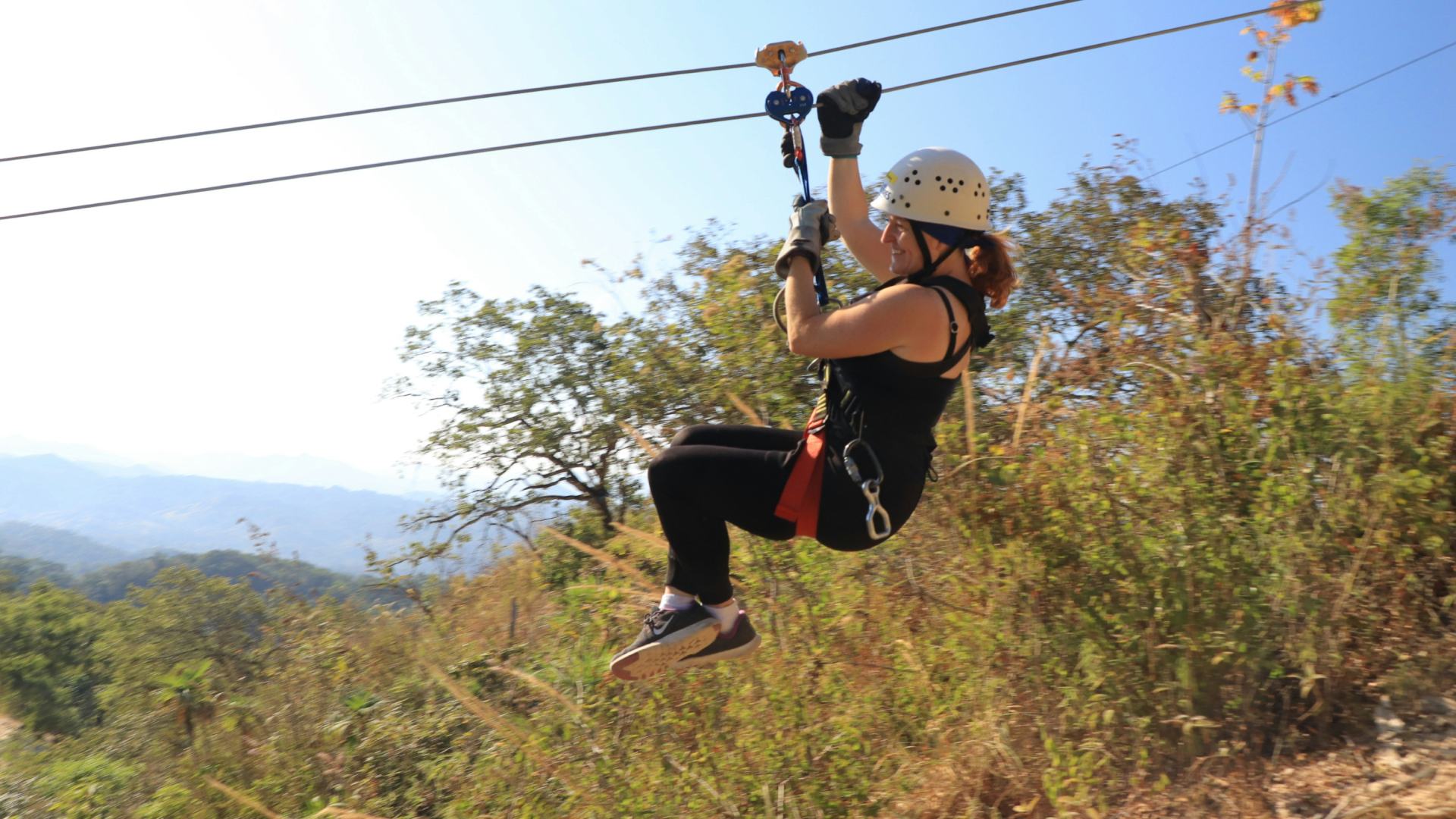 Donna muore dopo essere caduta da 40 metri dalla zip line in Italia