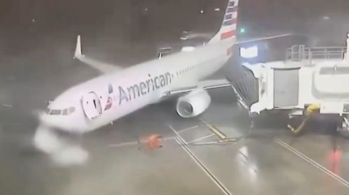 Aircraft is carried by sturdy winds in Dallas, Texas (VIDEO)