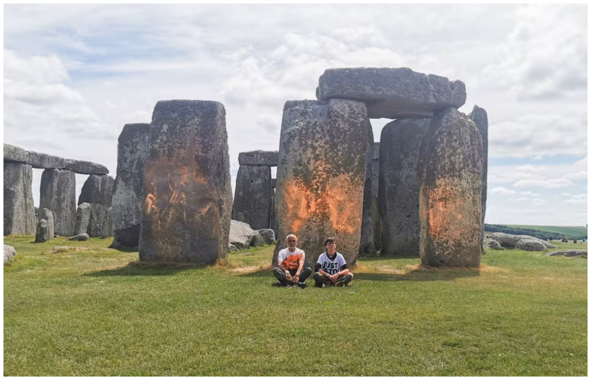 Environmental activists spray paint on Stonehenge (Video)