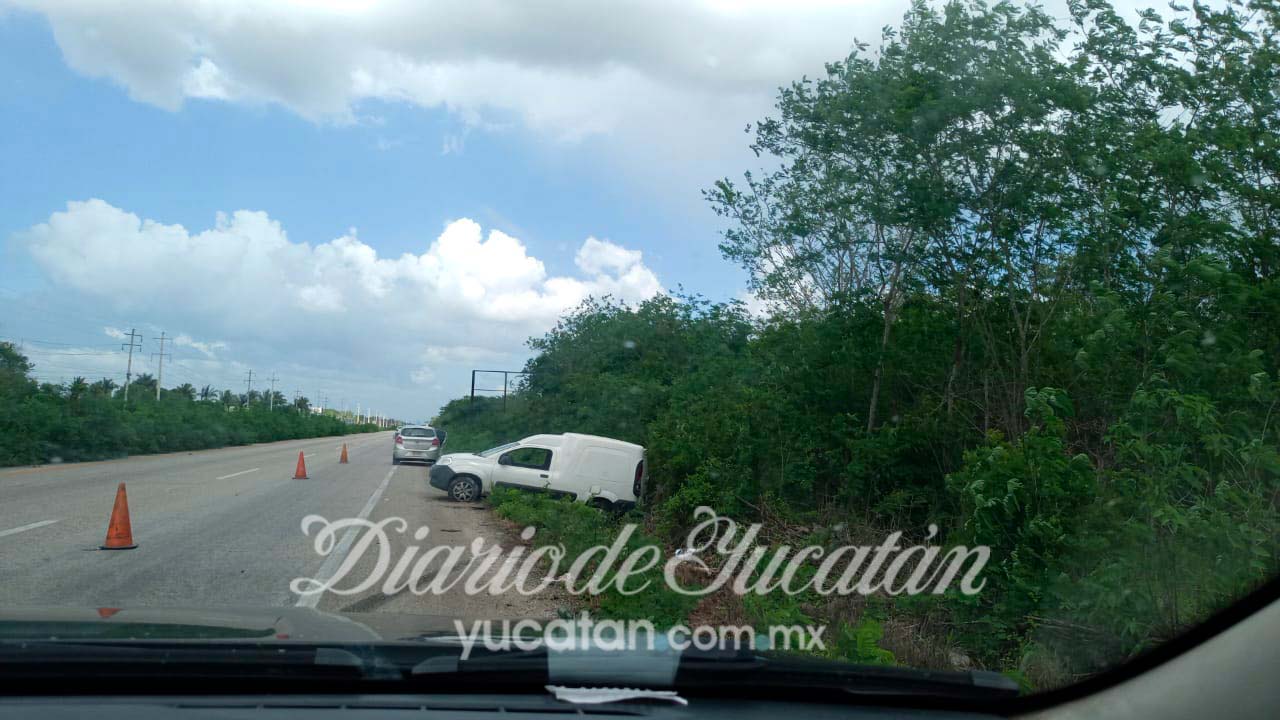 Camioneta se sale del camino en la carretera Mérida-Motul