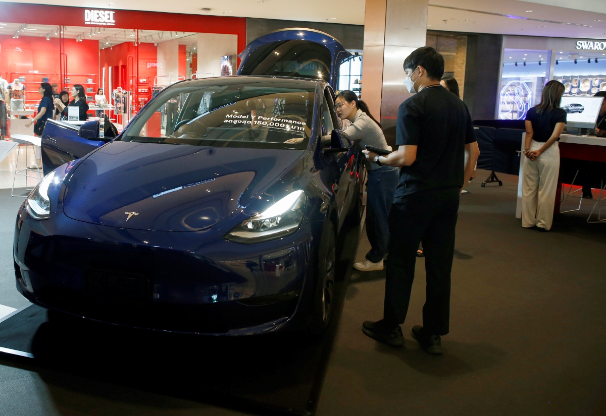 Tesla sells fewer cars –