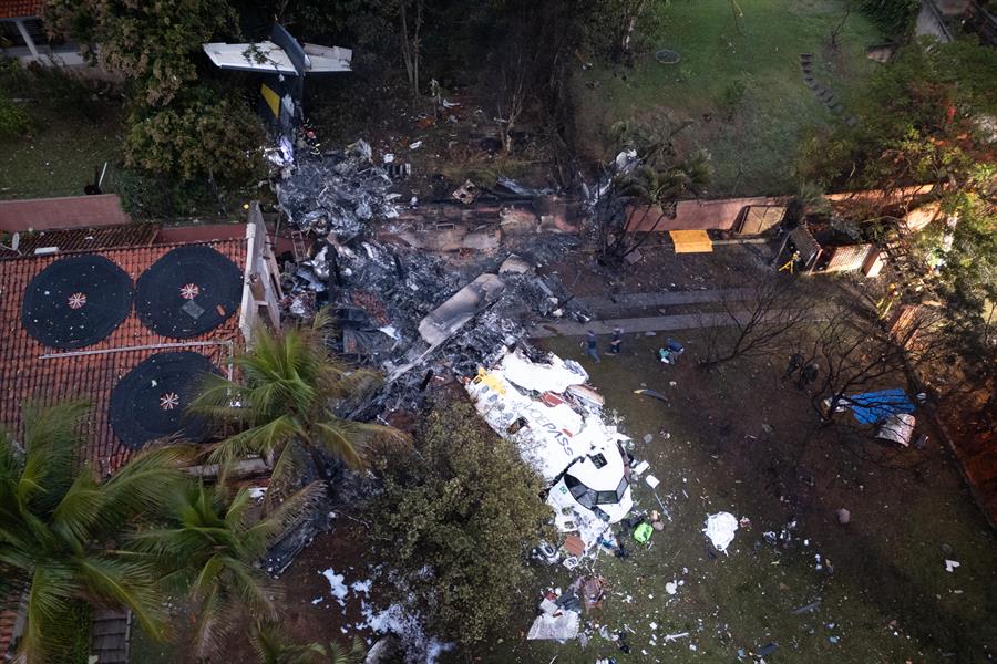 The story of three passengers who did not board the plane that crashed in Brazil