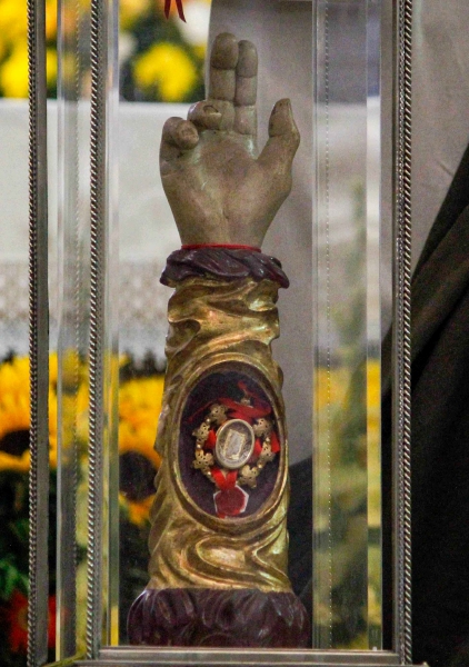 Long lines form to venerate a relic of a saint in CDMX