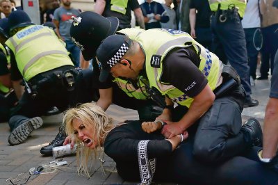 Far right and anti-racists clash in the UK