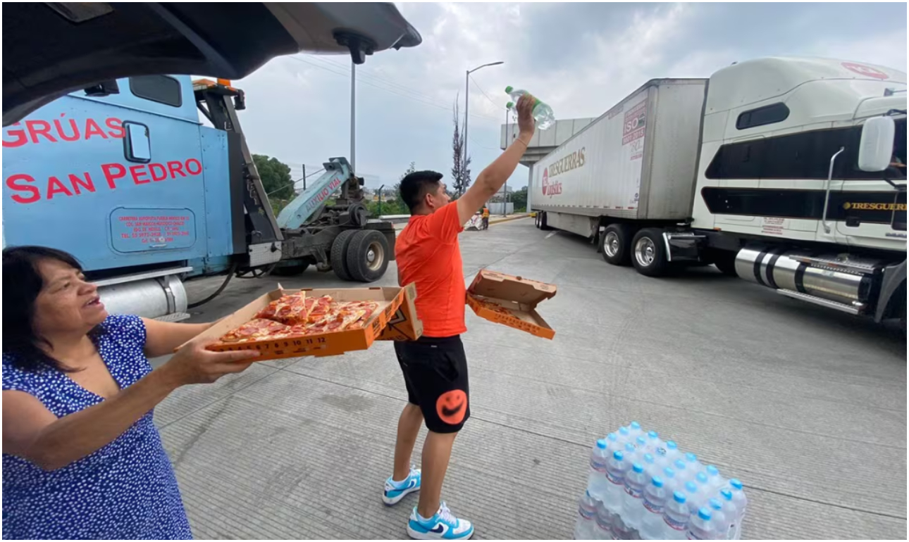 Family gives away pizzas at the Mexico-Puebla roadblock (Video)